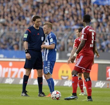 01.06.2015, Fussball Saison 2014 2015, Relegation Rückspiel, Karlsruher SC - Hamburger SV im Karlsruher Wildparkstadion. v.li: Schiedsrichter Manuel Gräfe ermahnt Rouwen Hennings (Karlsruhe). 