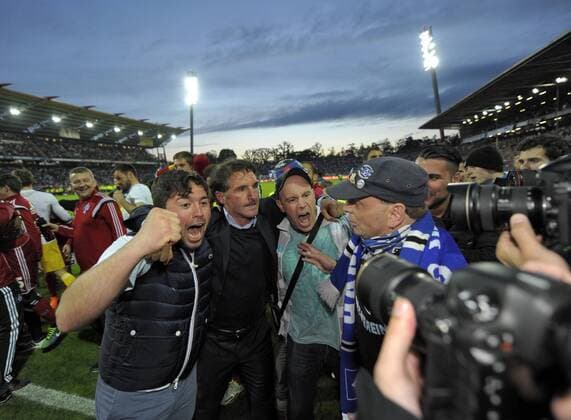 01.06.2015, Fussball Saison 2014 2015, Relegation Rückspiel, Karlsruher SC - Hamburger SV im Karlsruher Wildparkstadion. Trainer Bruno Labbadia (2.v.li, Hamburg) feiert mit Fans den Sieg. 