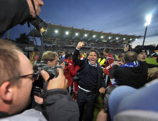 01.06.2015, Fussball Saison 2014 2015, Relegation Rückspiel, Karlsruher SC - Hamburger SV im Karlsruher Wildparkstadion. Trainer Bruno Labbadia (Hamburg) feiert den Sieg. 