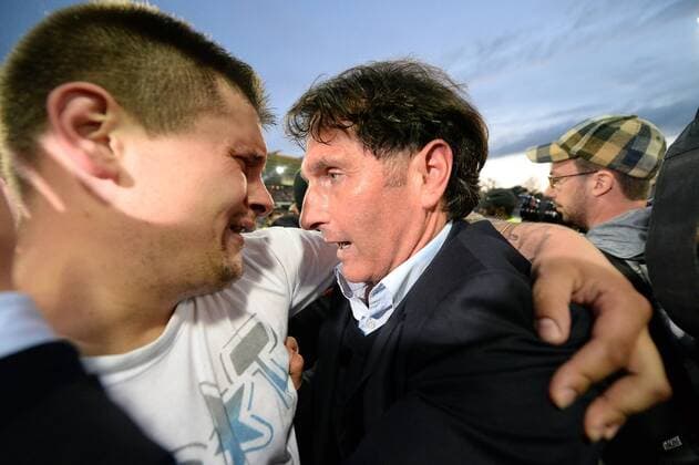 01.06.2015, xjhx, Fussball Relegation, Karlsruher SC - Hamburger SV, v.l. Trainer Bruno Labbadia (Hamburger SV) mit HSV Fan.