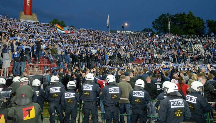 01.06.2015, xfux, Fussball Relegation, Karlsruher SC - Hamburger SV, v.l. Fans, Stimmung, Schal, Trikot, Ultras vom Hamburger SV, HSV jubeln jubelt nach Spielende umziegelt von der Polizei, Platzsturm