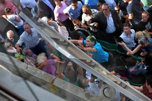 Unfall - Verkleidung der Videowand stürzt in die Zuschauer - Roland Garros 2015 - French Open - 02 06 2015 AnthonyBIBARD FEP Panoramic 