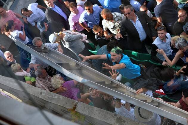 Unfall - Verkleidung der Videowand stürzt in die Zuschauer - Roland Garros 2015 - French Open - 02 06 2015 AnthonyBIBARD FEP Panoramic 