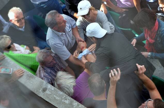 Unfall - Verkleidung der Videowand stürzt in die Zuschauer - Roland Garros 2015 - French Open - 02 06 2015 AnthonyBIBARD FEP Panoramic 