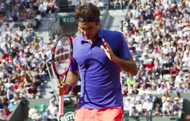 TENNIS - ATP Tennis Herren French Open 2015 PARIS,FRANCE,02.JUN.15 - TENNIS - ATP World Tour, Grand Slam, Roland Garros, French Open. Image shows Roger Federer (SUI) and a medic. GEPAxpictures xMatthiasxHauer