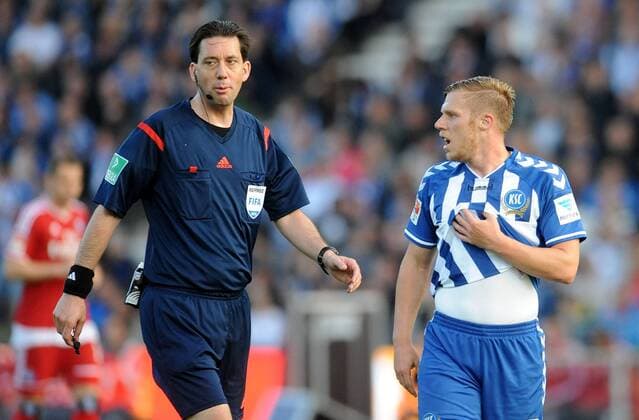 01.06.2015, xfux, Fussball Relegation, Karlsruher SC - Hamburger SV, v.l. Schiedsrichter Manuel Graefe, Rouwen Hennings (Karlsruher SC KSC)
