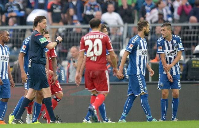 01.06.2015, xfux, Fussball Relegation, Karlsruher SC - Hamburger SV, v.l. Schiedsrichter Manuel Graefe pfeift auf Freistoß fuer den Hamburger SV, Marcel Diaz (Hamburger SV), Martin Stoll (Karlsruher SC KSC), Jonas Meffert (Karlsruher SC KSC) gibt Anweisungen, gestikuliert, mit den Armen gestikulieren gives instructions, gesticulate und legt seinen Arm am Koerper an