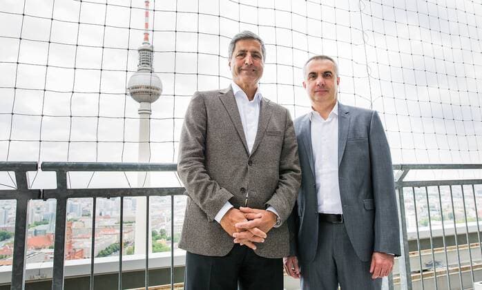 Berlin, Deutschland, 03.06.2015: Volleyball Bundesliga 2014 2015 - BR Volleys Pressekonferenz. Vorstellung neuer Trainer Roberto Serniotti: Manager Kaweh Niroomand (BR Volleys) und Trainer Roberto Serniotti (BR Volleys) posieren vor dem Fernsehturm