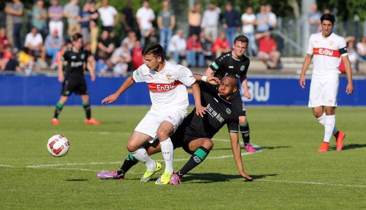 VfB Stuttgart Deutschland, Stuttgart, 03.06.2015, Fussball, B-Junioren, Bundesliga, Saison 2014 2015, Halbfinale, U17 U 17 VfB Stuttgart - U17 Hannover 96: v.l. Ali Ferati (VfB Stuttgart), Malick Mboob (Hannover 96).