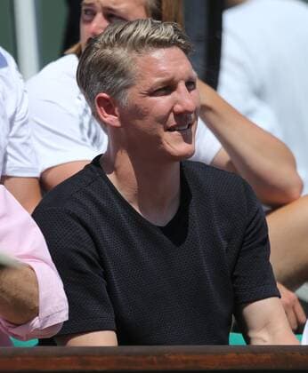 Bastian Schweinsteiger watches the French Open women s semifinal match between Ana Ivanovic of Serbia and Lucie Safarova of the Czech Republic at Roland Garros in Paris on June 4, 2015.  PAR20150604706 DAVIDxSILPA