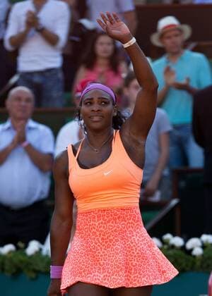 Serena Williams (USA) winkt und bedankt sich beim Publikum nach ihrem Sieg,Emotion, Tennis - French Open 2015 - Grand Slam ITF ATP Tennis Herren WTA Tennis Damen - Roland Garros - Paris - - France - 4 June 2015. Juergen Hasenkopf