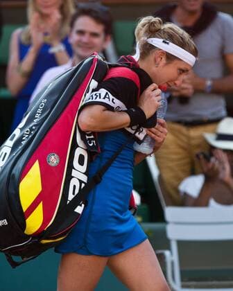 eine weinende Timea Bacsinszky (SUI) verlaessst den Centre Court nach ihrer Niederlage,Emotion, Tennis - French Open 2015 - Grand Slam ITF ATP Tennis Herren WTA Tennis Damen - Roland Garros - Paris - - France - 4 June 2015. Juergen Hasenkopf