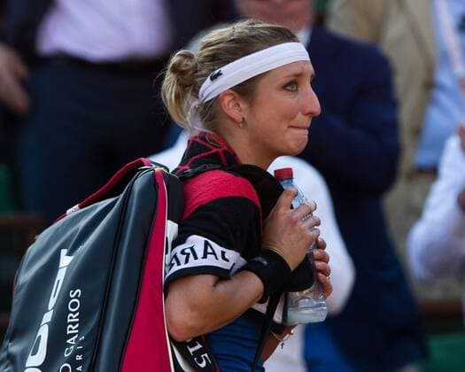 eine weinende Timea Bacsinszky (SUI) verlaessst den Centre Court nach ihrer Niederlage,Emotion, Tennis - French Open 2015 - Grand Slam ITF ATP Tennis Herren WTA Tennis Damen - Roland Garros - Paris - - France - 4 June 2015. Juergen Hasenkopf