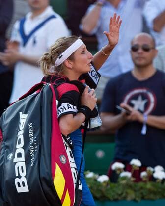 eine weinende Timea Bacsinszky (SUI) verlaessst den Centre Court nach ihrer Niederlage,Emotion, Tennis - French Open 2015 - Grand Slam ITF ATP Tennis Herren WTA Tennis Damen - Roland Garros - Paris - - France - 4 June 2015. Juergen Hasenkopf