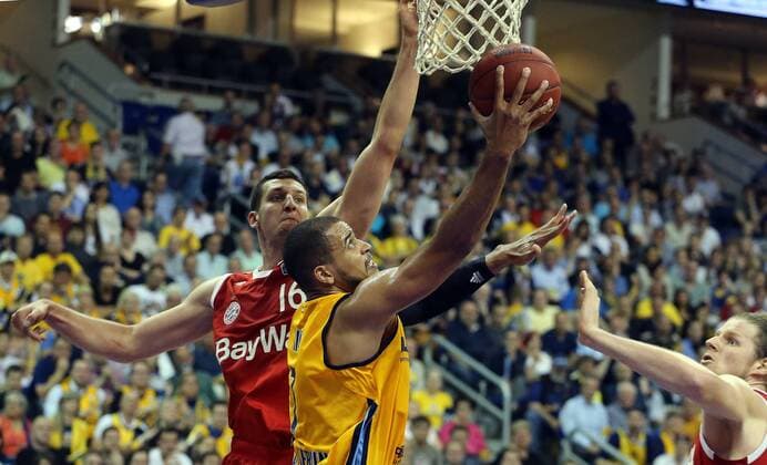 Aktuell Basketball, BBL Playoff Halbfinale, Spiel 5, Alba Berlin - FC Bayern München Alex King (ALBA Berlin), vorne, hinten Paul Zipser (FC Bayern), ALBA Berlin - FC Bayern Basketball Basketball, BEKO BBL, Deutsche Meisterschaft, playoffs, play-off, DM-playoff, Halbfinale, 5. Spiel, Spiel 5, Herren, men, Saison 2014 2015 Berlin, O 2 world Halle