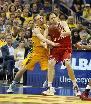 Aktuell Basketball, BBL Playoff Halbfinale, Spiel 5, Alba Berlin - FC Bayern München Leon Radosevic, John Bryant Aktion Spielszene Zweikampf Basketball Play Off BBL Bundesliga Herren Saison 2014 2015 04.06.2015 ALBA Berlin vs. FC Bayern München