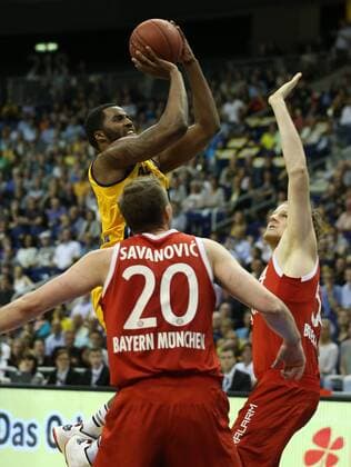 Aktuell Basketball, BBL Playoff Halbfinale, Spiel 5, Alba Berlin - FC Bayern München Jamel McLean, Dusko Savanovic, John Bryant Aktion Spielszene Zweikampf Basketball Play Off BBL Bundesliga Herren Saison 2014 2015 04.06.2015 ALBA Berlin vs. FC Bayern München