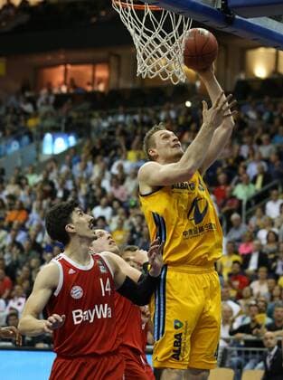 Aktuell Basketball, BBL Playoff Halbfinale, Spiel 5, Alba Berlin - FC Bayern München Nihad Djedovic, Leon Radosevic Aktion Spielszene Zweikampf Basketball Play Off BBL Bundesliga Herren Saison 2014 2015 04.06.2015 ALBA Berlin vs. FC Bayern München