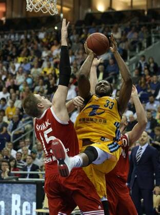 Aktuell Basketball, BBL Playoff Halbfinale, Spiel 5, Alba Berlin - FC Bayern München Vladimir Stimac, Jamel McLean Aktion Spielszene Zweikampf Basketball Play Off BBL Bundesliga Herren Saison 2014 2015 04.06.2015 ALBA Berlin vs. FC Bayern München
