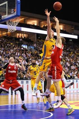 Aktuell Basketball, BBL Playoff Halbfinale, Spiel 5, Alba Berlin - FC Bayern München Leon Radosevic ( 43, Alba Berlin), Anton Gavel ( 25, FC Bayern Muenchen), Alba Berlin vs. FC Bayern Muenchen, Basketball, Bundesliga, 04.06.2015, Copyright: Hundt Eibner-Pressefoto EP_MHT
