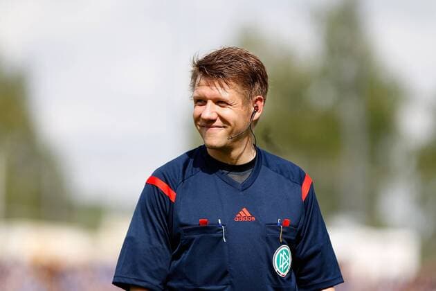 v.li.: Schiedsrichter Patrick Ittrich lacht, lachend, lächeln, Freude, Fussball, Relegation 3. Bundesliga, FC Würzburger Kickers - 1. FC Saarbrücken, xfsx
