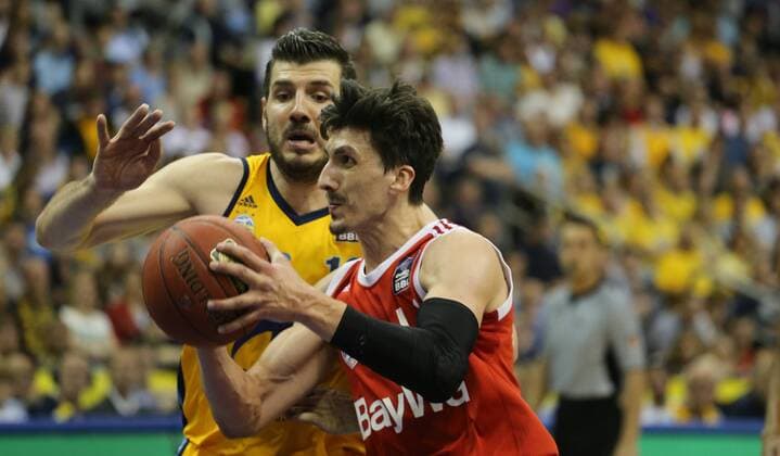 Nihad Djedovic(FC Bayern), vorne, hinten Marko Banic (ALBA Berlin), ALBA Berlin - FC Bayern Basketball Basketball, BEKO BBL, Deutsche Meisterschaft, playoffs, play-off, DM-playoff, Halbfinale, 5. Spiel, Spiel 5, Herren, men, Saison 2014 2015 Berlin, O 2 world Halle
