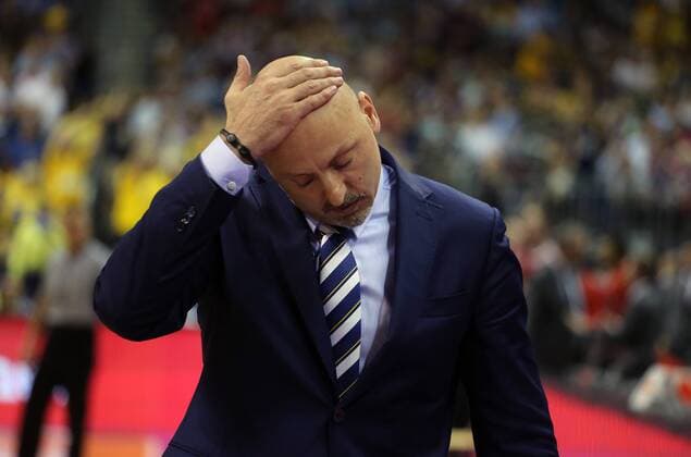 Sasa Obradovic (Trainer ALBA Berlin), enttaeuscht ALBA Berlin - FC Bayern Basketball Basketball, BEKO BBL, Deutsche Meisterschaft, playoffs, play-off, DM-playoff, Halbfinale, 5. Spiel, Spiel 5, Herren, men, Saison 2014 2015 Berlin, O 2 world Halle