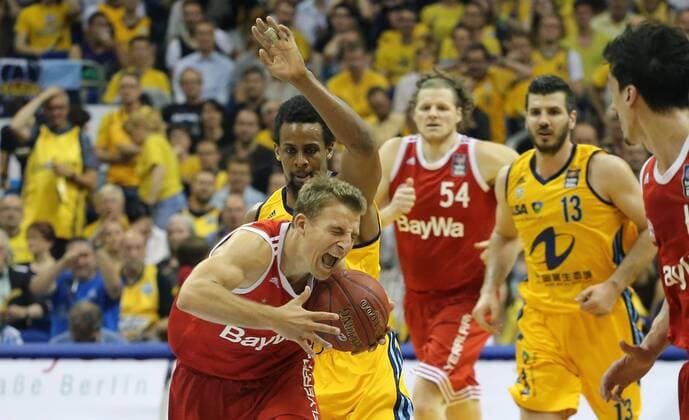 Aktuell Basketball, BBL Playoff Halbfinale, Spiel 5, Alba Berlin - FC Bayern München Heiko Schaffartzik (FC Bayern), vorne, hinten Clifford Hammonds (ALBA Berlin), ALBA Berlin - FC Bayern Basketball Basketball, BEKO BBL, Deutsche Meisterschaft, playoffs, play-off, DM-playoff, Halbfinale, 5. Spiel, Spiel 5, Herren, men, Saison 2014 2015 Berlin, O 2 world Halle