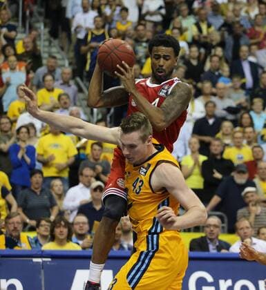 Aktuell Basketball, BBL Playoff Halbfinale, Spiel 5, Alba Berlin - FC Bayern München Bryce Taylor (FC Bayern), hinten, vorne Leon Radosevic (ALBA Berlin), ALBA Berlin - FC Bayern Basketball Basketball, BEKO BBL, Deutsche Meisterschaft, playoffs, play-off, DM-playoff, Halbfinale, 5. Spiel, Spiel 5, Herren, men, Saison 2014 2015 Berlin, O 2 world Halle