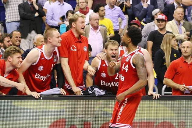 Aktuell Basketball, BBL Playoff Halbfinale, Spiel 5, Alba Berlin - FC Bayern München Die Bayern-Bank beglueckwuenscht Bryce Taylor ( 44, FC Bayern Muenchen), Alba Berlin vs. FC Bayern Muenchen, Basketball, Bundesliga, 04.06.2015, Copyright: Hundt Eibner-Pressefoto EP_MHT