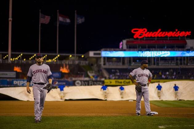 June 04, 2015: The Cleveland Indians walk off the field as the Kansas City Royals grounds crew lays down the tap in the eighth inning during the MLB Baseball Herren USA game between the Cleveland Indians and the Kansas City Royals at Kauffman Stadium in Kansas City, MO. Kyle Rivas CSM MLB 2015: Indians vs Royals JUN 04 - ZUMAc04_