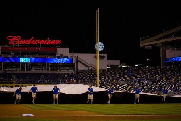 June 04, 2015: The Kansas City Royals grounds crew lays down the tap in the eighth inning during the MLB Baseball Herren USA game between the Cleveland Indians and the Kansas City Royals at Kauffman Stadium in Kansas City, MO. Kyle Rivas CSM MLB 2015: Indians vs Royals JUN 04 - ZUMAc04_