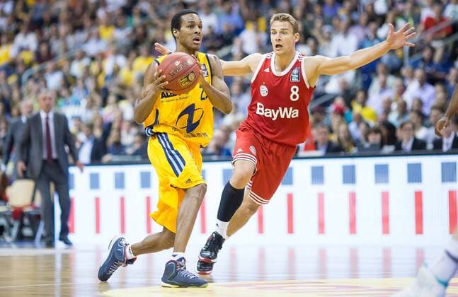Berlin, Deutschland, 04.06.2015: BEKO BBL Playoff Halbfinale Spiel 5 Saison 2014 2015 - ALBA Berlin - FC Bayern Muenchen München. Alex Renfroe (Alba 20) im Zweikampf gegen Heiko Schaffartzik (Bayern München)