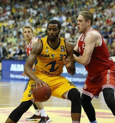 Jamel McLean, Vladimir Stimac Aktion Spielszene Zweikampf Basketball Play Off BBL Bundesliga Herren Saison 2014 2015 04.06.2015 ALBA Berlin vs. FC Bayern München