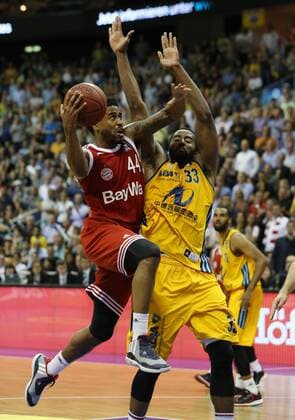 Bryce Taylor, Jamel McLean Aktion Spielszene Zweikampf Basketball Play Off BBL Bundesliga Herren Saison 2014 2015 04.06.2015 ALBA Berlin vs. FC Bayern München