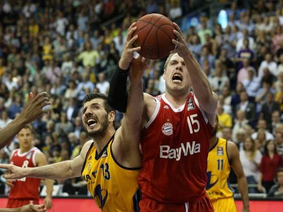 Marko Banic, Vladimir Stimac Aktion Spielszene Zweikampf Basketball Play Off BBL Bundesliga Herren Saison 2014 2015 04.06.2015 ALBA Berlin vs. FC Bayern München