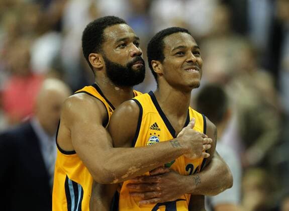 Reggie Redding, Alex Renfroe nach Spielende Basketball Play Off BBL Bundesliga Herren Saison 2014 2015 04.06.2015 ALBA Berlin vs. FC Bayern München