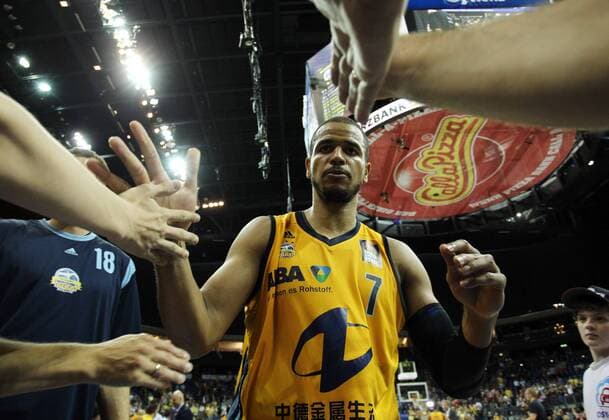 Alex King abklatschen nach Spielende Basketball Play Off BBL Bundesliga Herren Saison 2014 2015 04.06.2015 ALBA Berlin vs. FC Bayern München
