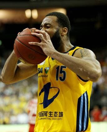 Reggie Redding in den Baqll beissend Aktion Oberkoerper Oberkörper Basketball Play Off BBL Bundesliga Herren Saison 2014 2015 04.06.2015 ALBA Berlin vs. FC Bayern München