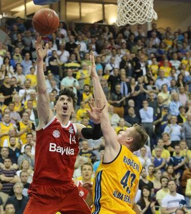 Nihad Djedovic(FC Bayern), links, rechts Leon Radosevic (ALBA Berlin), ALBA Berlin - FC Bayern München Basketball Basketball, BEKO BBL, Deutsche Meisterschaft, playoffs, DM-playoff, Halbfinale, Spiel 5, 5. Spiel, Herren, men, Saison 2014 2015 Berlin, 4.6. 2015 O2 world Halle
