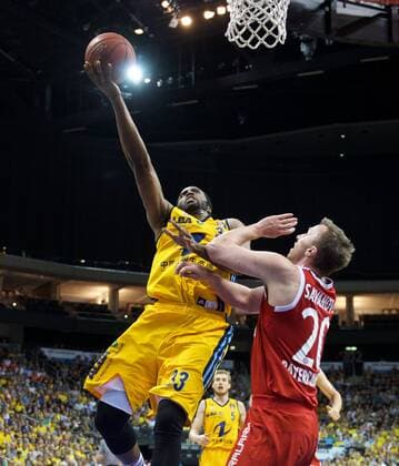 Basketball Berlin 04.06.2015 Beko-BBL 1. Bundesliga Saison 2014 2015 Playoff Halbfinale Spiel 5 Alba Berlin - FC Bayern München Jamel McLean (Alba Berlin, No.33) Dusko Savanovic (München, No.20)