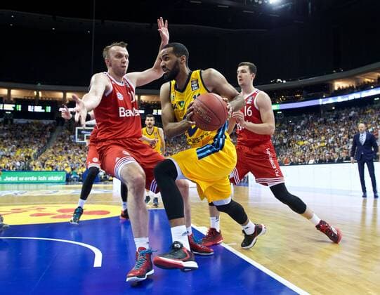 Basketball Berlin 04.06.2015 Beko-BBL 1. Bundesliga Saison 2014 2015 Playoff Halbfinale Spiel 5 Alba Berlin - FC Bayern München Akeem Vargas (Alba Berlin, No.11) Dusko Savanovic (München, No.20) Paul Zipser (München, No.16)