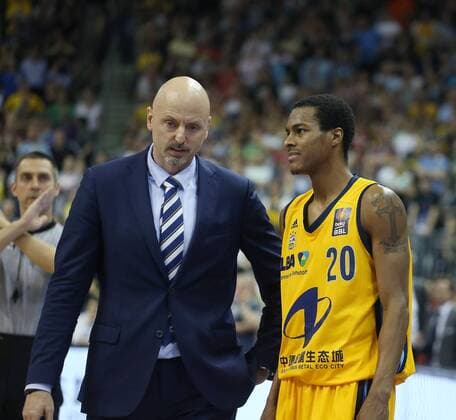 Sasa Obradovic (Trainer ALBA Berlin), links, rechts Alex Renfroe (ALBA Berlin), beide enttaeuscht und ratlos ALBA Berlin - FC Bayern München Basketball Basketball, BEKO BBL, Deutsche Meisterschaft, playoffs, DM-playoff, Halbfinale, Spiel 5, 5. Spiel, Herren, men, Saison 2014 2015 Berlin, 4.6. 2015 O2 world Halle