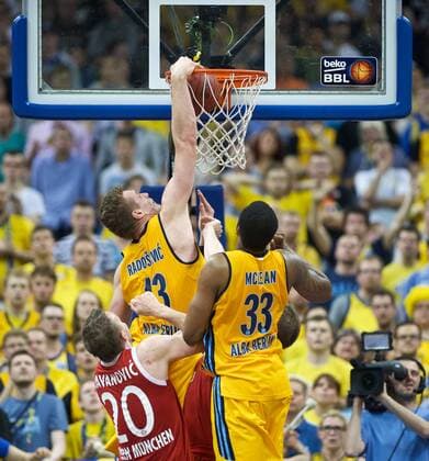 Basketball Berlin 04.06.2015 Beko-BBL 1. Bundesliga Saison 2014 2015 Playoff Halbfinale Spiel 5 Alba Berlin - FC Bayern München Leon Radosevic (Alba Berlin, No.43) Jamel McLean (Alba Berlin, No.33) Dusko Savanovic (München, No.20)