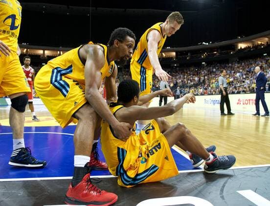 Basketball Berlin 04.06.2015 Beko-BBL 1. Bundesliga Saison 2014 2015 Playoff Halbfinale Spiel 5 Alba Berlin - FC Bayern München Clifford Hammonds (Alba Berlin, No.25) und Leon Radosevic (Alba Berlin, No.43) helfen Alex Renfroe (Alba Berlin, No.20) auf die Beine