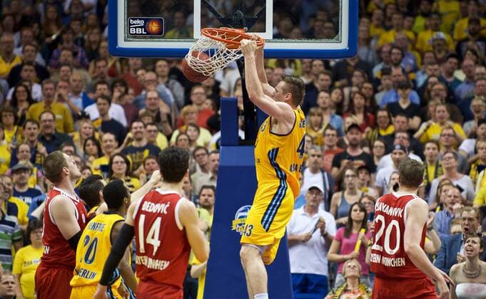 Basketball Berlin 04.06.2015 Beko-BBL 1. Bundesliga Saison 2014 2015 Playoff Halbfinale Spiel 5 Alba Berlin - FC Bayern München Leon Radosevic (Alba Berlin, No.43) Nihad Djedovic (München, No.14) Dusko Savanovic (München, No.20)