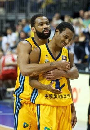 Basketball Berlin 04.06.2015 Beko-BBL 1. Bundesliga Saison 2014 2015 Playoff Halbfinale Spiel 5 Alba Berlin - FC Bayern München Reggie Redding (Alba Berlin, No.15) Alex Renfroe (Alba Berlin, No.20) Jamel McLean (Alba Berlin, No.33) niedergeschlagen