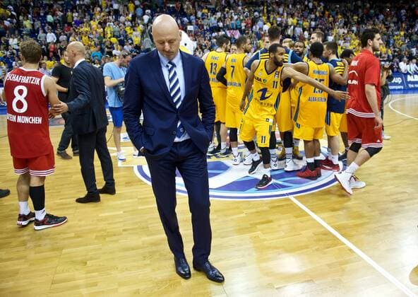Basketball Berlin 04.06.2015 Beko-BBL 1. Bundesliga Saison 2014 2015 Playoff Halbfinale Spiel 5 Alba Berlin - FC Bayern München Sasa Obradovic (Alba Berlin, Trainer) niedergeschlagen
