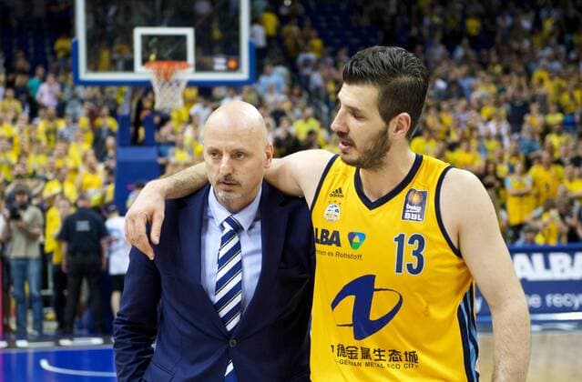 Basketball Berlin 04.06.2015 Beko-BBL 1. Bundesliga Saison 2014 2015 Playoff Halbfinale Spiel 5 Alba Berlin - FC Bayern München Sasa Obradovic (Alba Berlin, Trainer) Marko Banic (Alba Berlin, No.13) niedergeschlagen