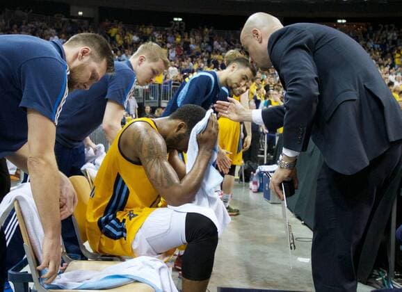 Basketball Berlin 04.06.2015 Beko-BBL 1. Bundesliga Saison 2014 2015 Playoff Halbfinale Spiel 5 Alba Berlin - FC Bayern München Jamel McLean (Alba Berlin, No.33) Milenko Bogicevic (Alba Berlin, Assistenztrainer) niedergeschlagen
